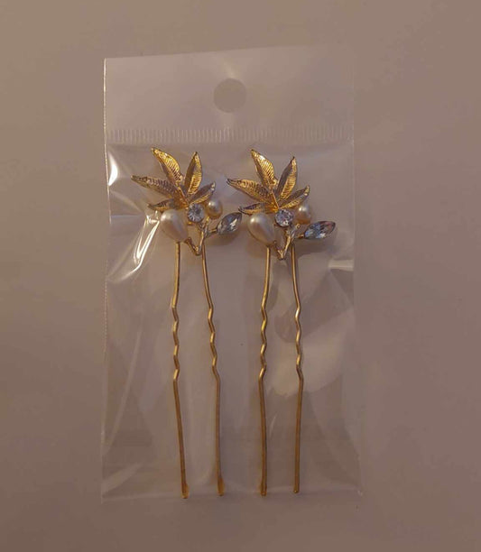 Deux épingles à cheveux dorées avec des fleurs