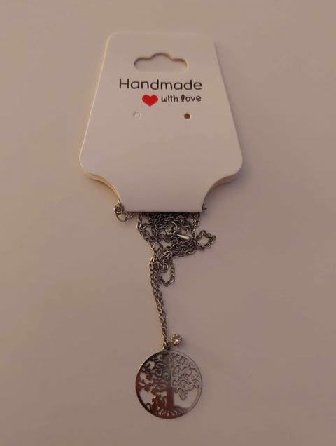Collier en argent avec un arbre et deux chats