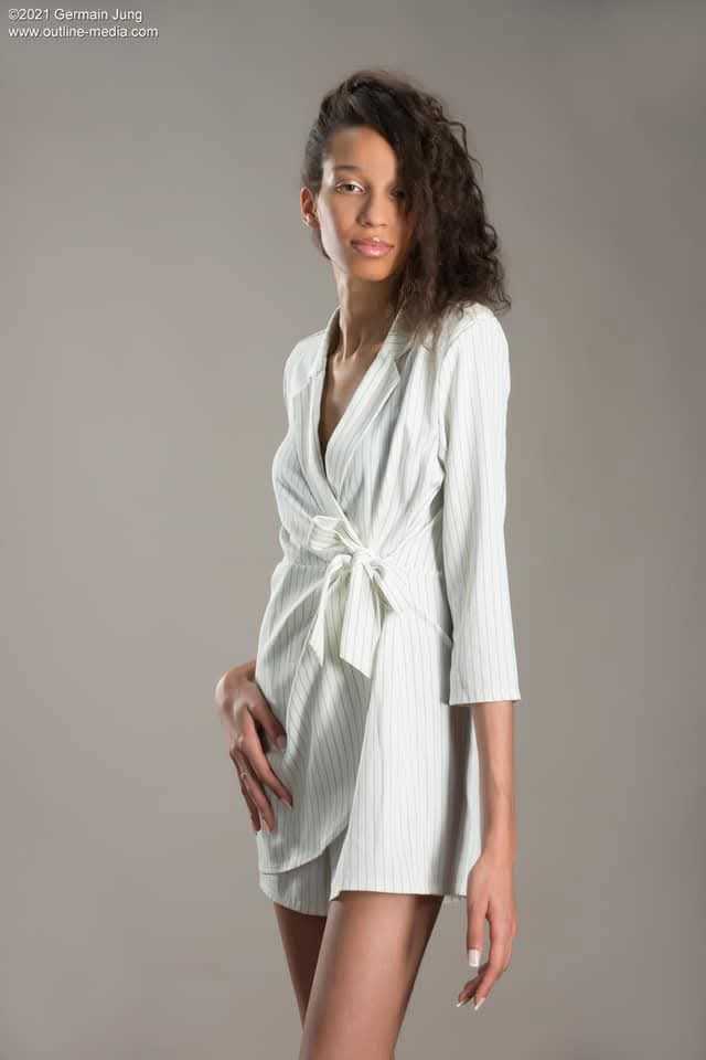 Combinaison courte noire et blanche avec décolleté - Taille 36